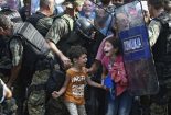 رفتار بی‌شرمانه پلیس یونان با ۵ کودک مهاجر سوری