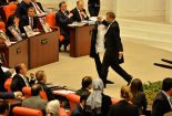 هدیه لباس عروس کودک به پارلمان ترکیه در اعتراض به قانون تجاوز